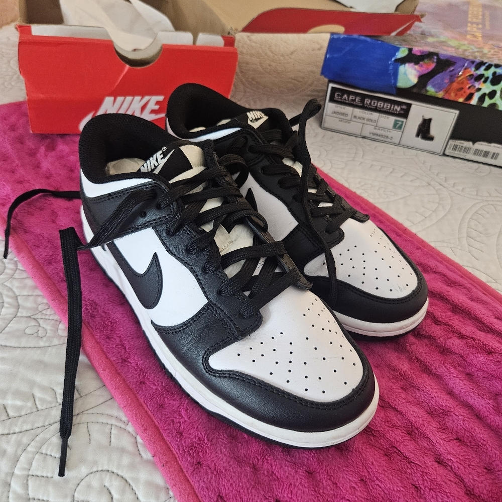 Nike Panda Dunks Classic Black and White Low-Tops Wms 7